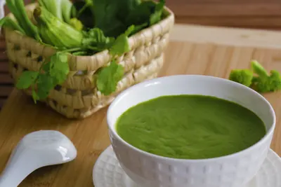 Bol de velouté de légumes verts