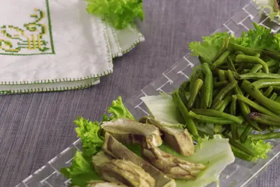 Assiette d’aubergines grillées et de haricots verts